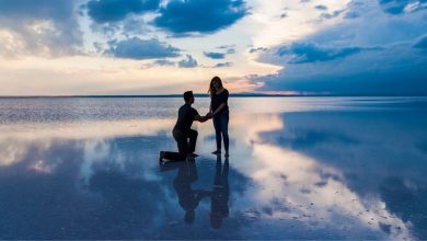 A man on his knees proposing to a girl for marriage