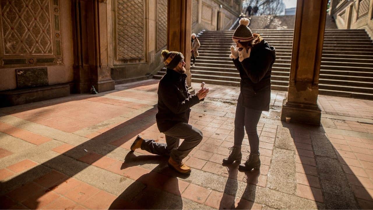 A man on his knees proposing to a girl for marriage