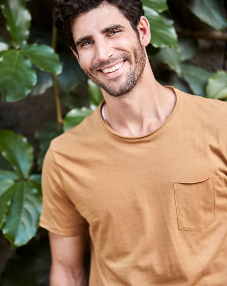 A man wearing round neck tshirt