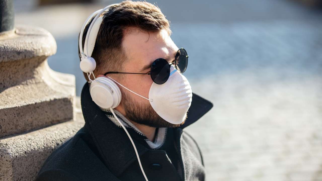 guy wearing face mask