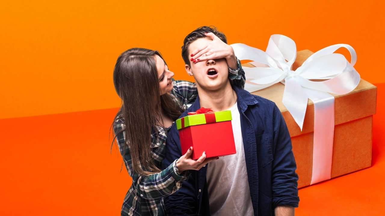 girl giving gift to her boyfriend