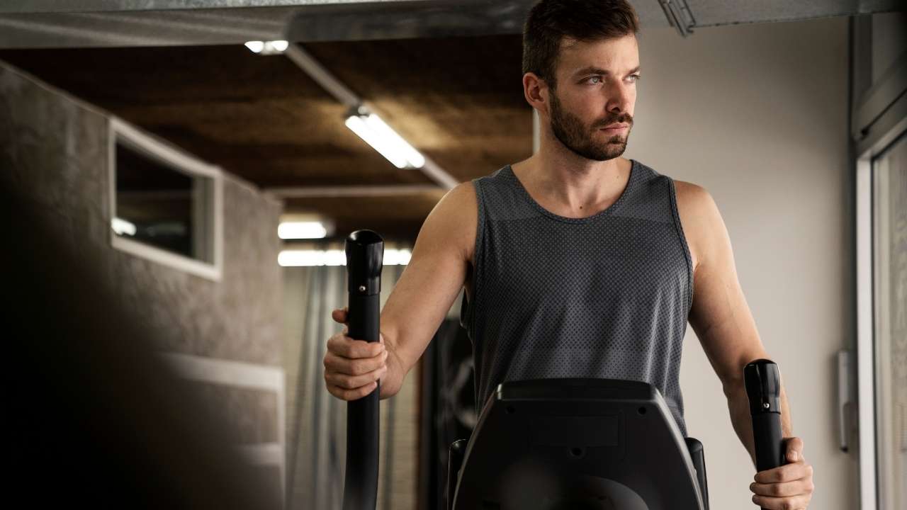 A guy doing cardio in gym