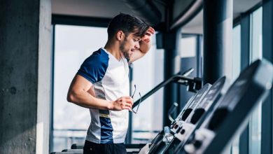 A guy doing cardio in gym