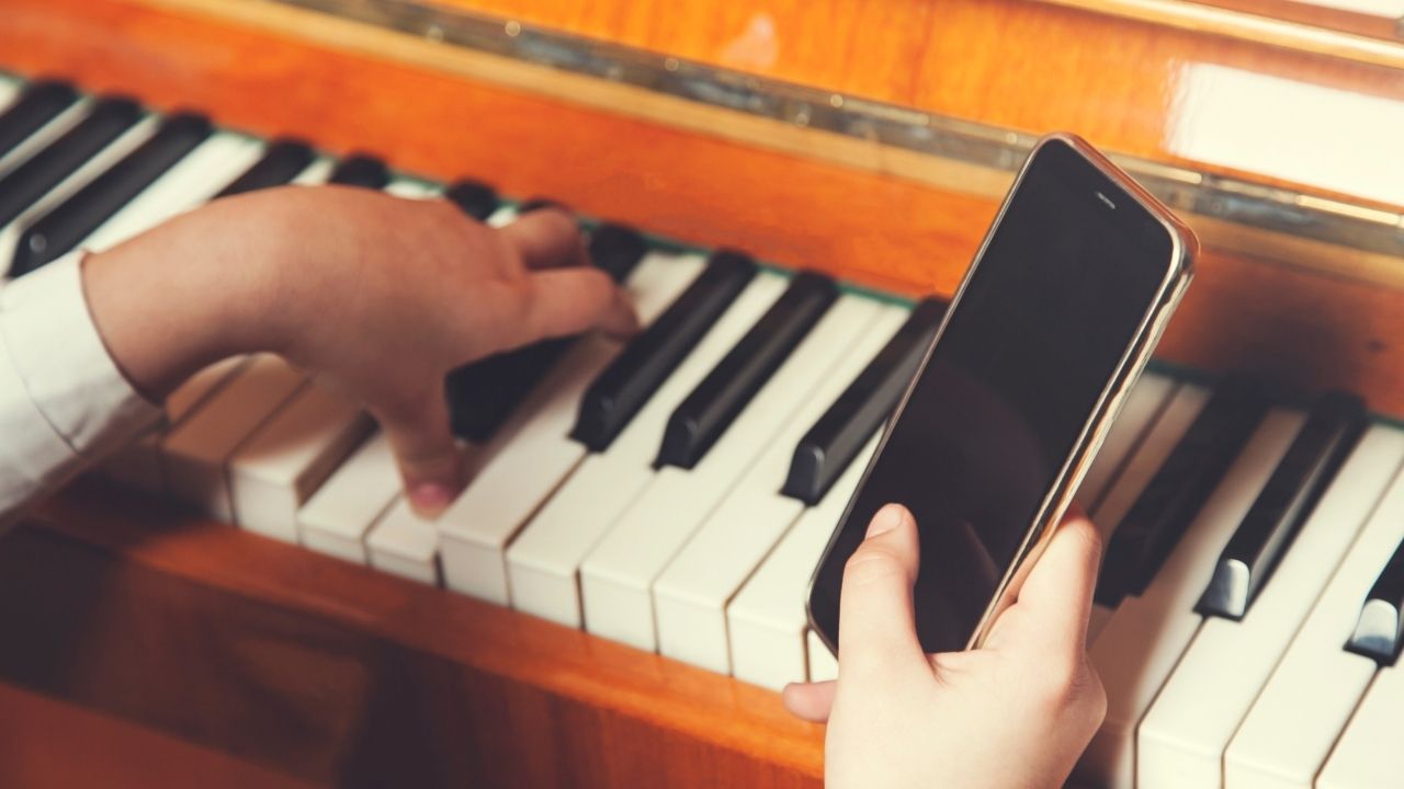 Piano learning using phone