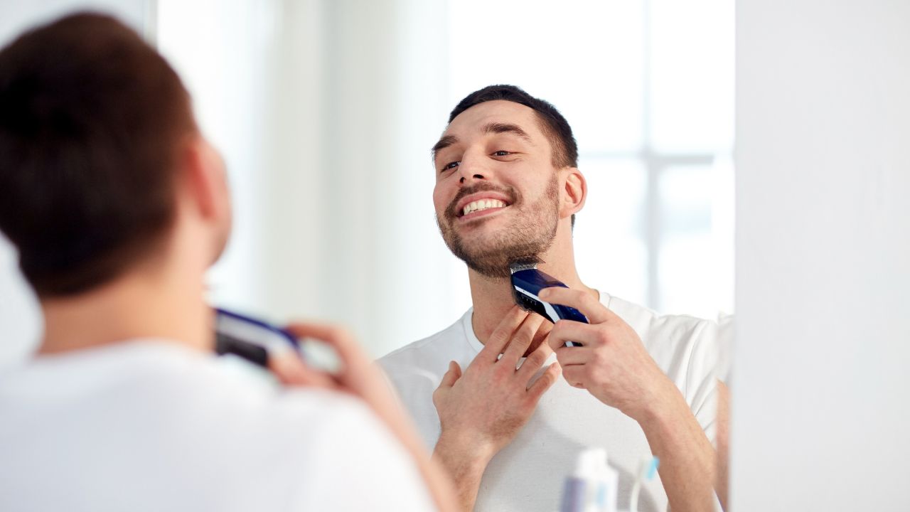 guy using hair trimmer