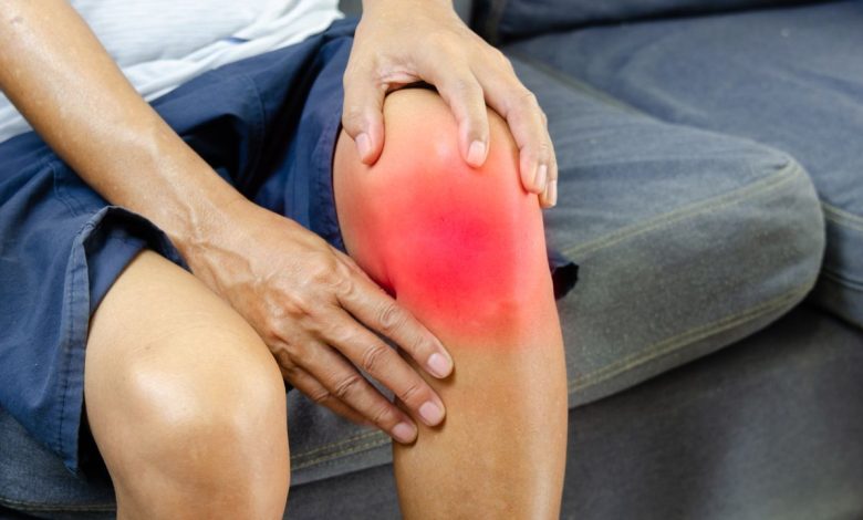 A guy having joint pain in knee