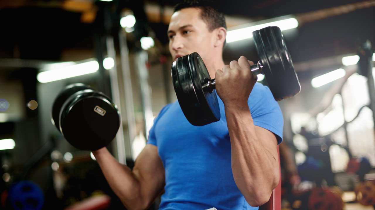 guy doing bicep curls