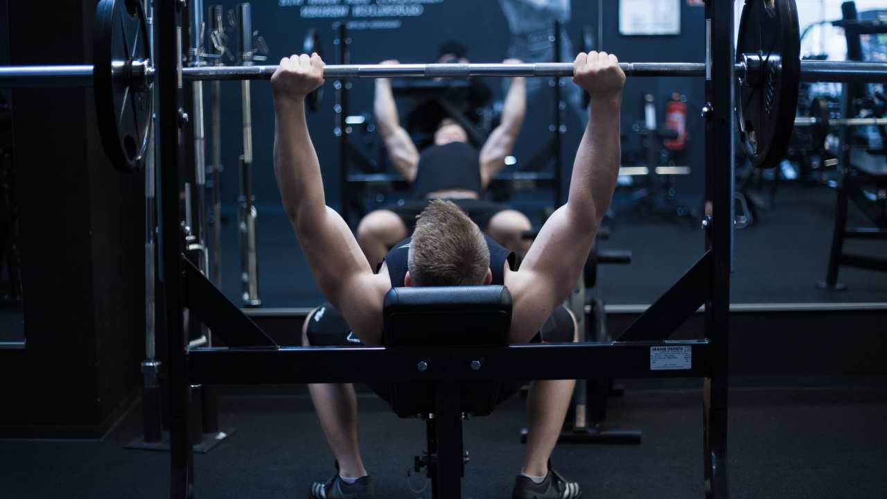 guy doing chest workout