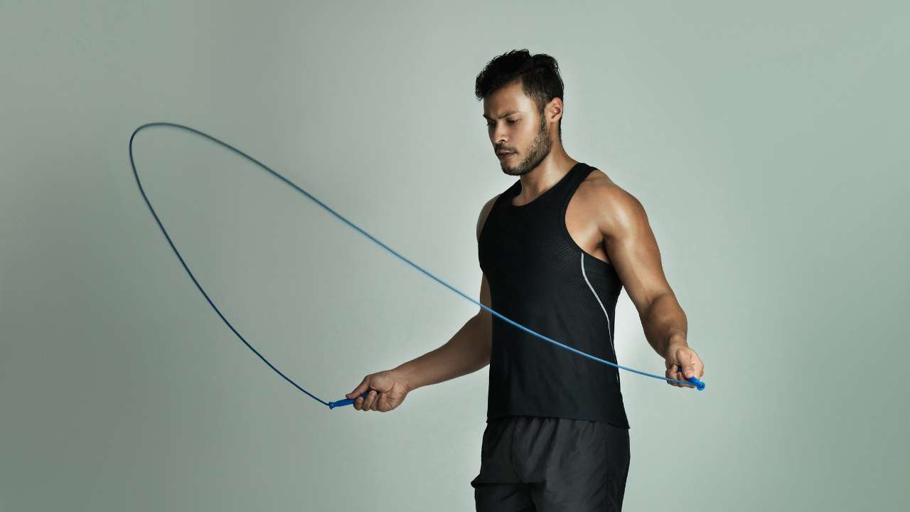 guy skipping rope as a form of cardio